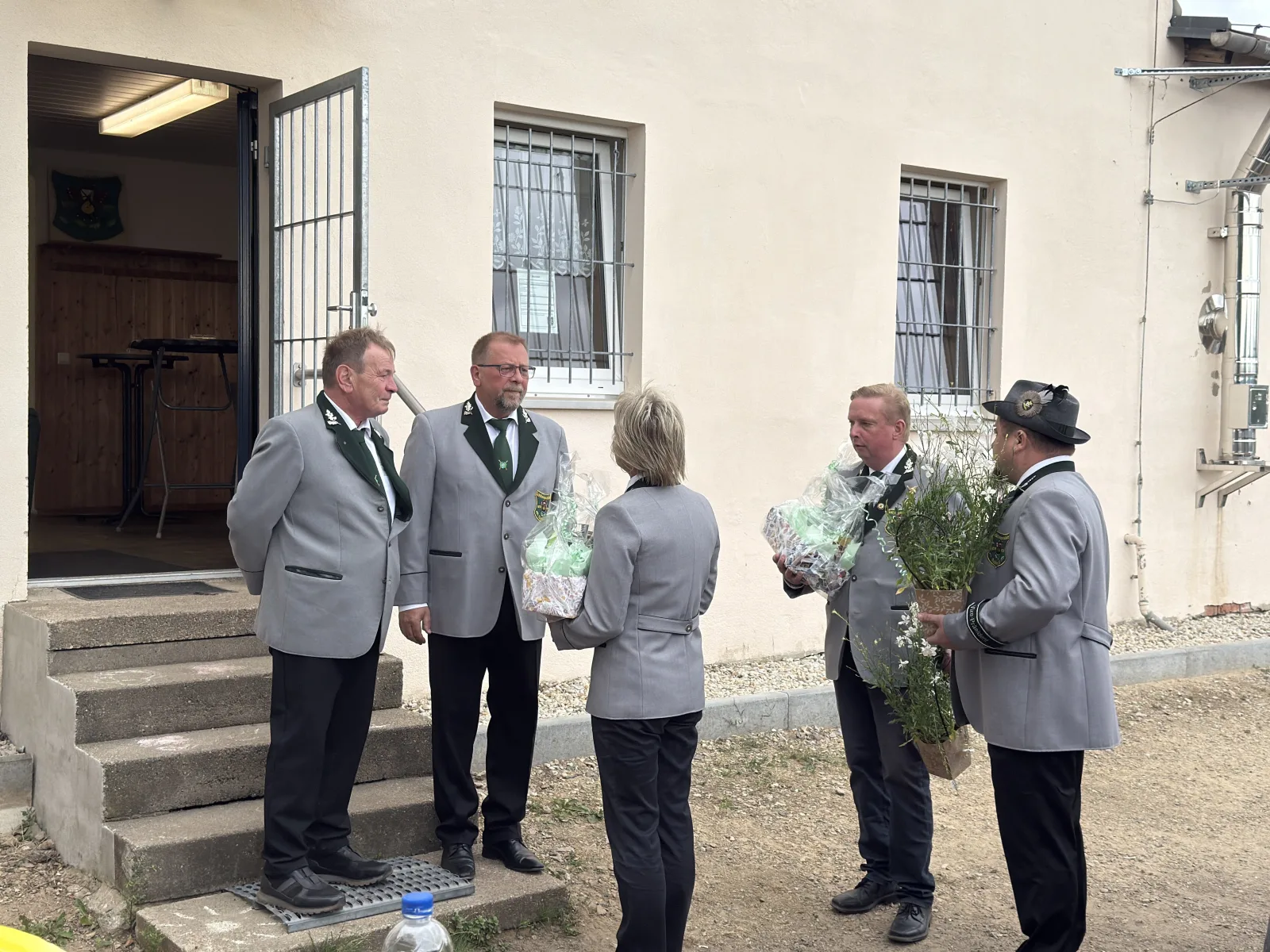Mitglieder in Vereinskleidung