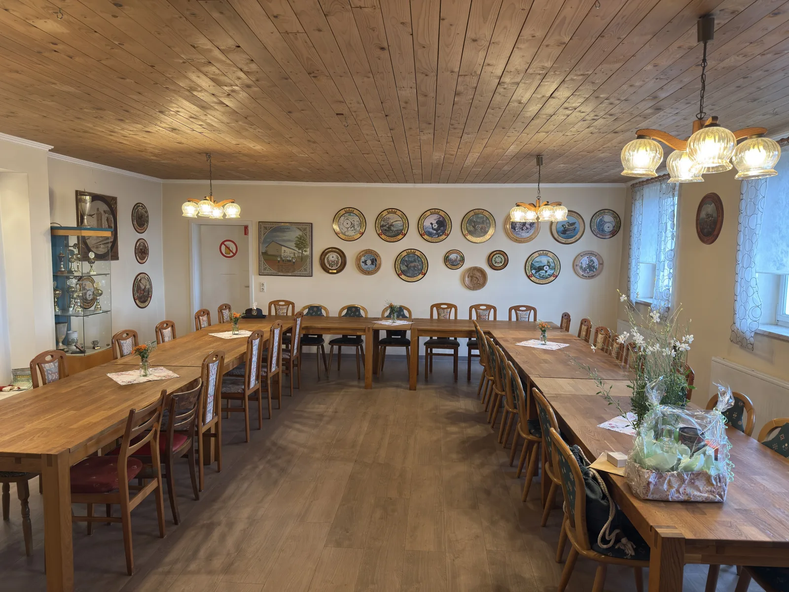 Vereinsraum mit langer Tafel und Holzdecke